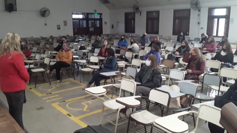 Capacitan a docentes, no docentes y padres de las preuniversitarias