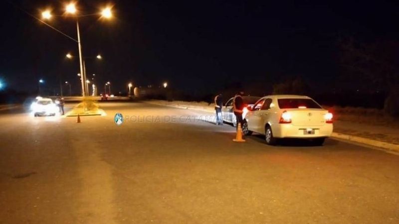 Secuestran cinco vehículos en controles y arrestan a dos jóvenes