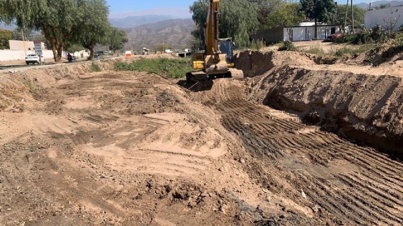 Avanza la obra de canalización y asfalto en el norte