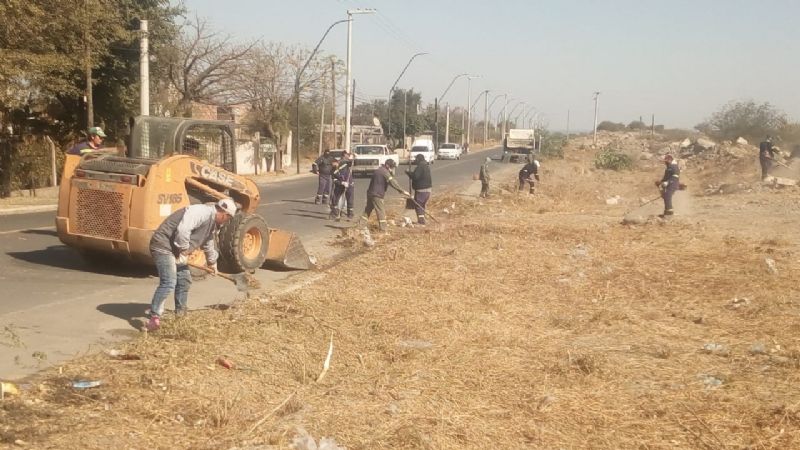 Desmalezado y limpieza integral en avenida Ojo de Agua