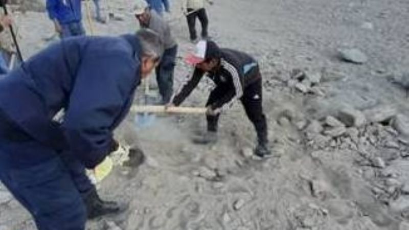 Un joven cayó sobre el fuego en una difícil zona de ingreso y lo trasladaron a pie