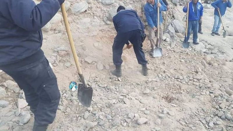 Un joven cayó sobre el fuego en una difícil zona de ingreso y lo trasladaron a pie