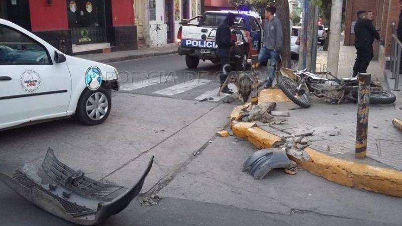 Motociclista chocó con un remis y quedó hospitalizado