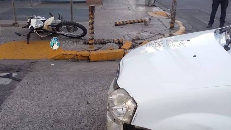 Motociclista chocó con un remis y quedó hospitalizado