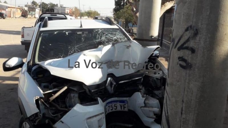 Auto se estrelló contra una columna de cemento
