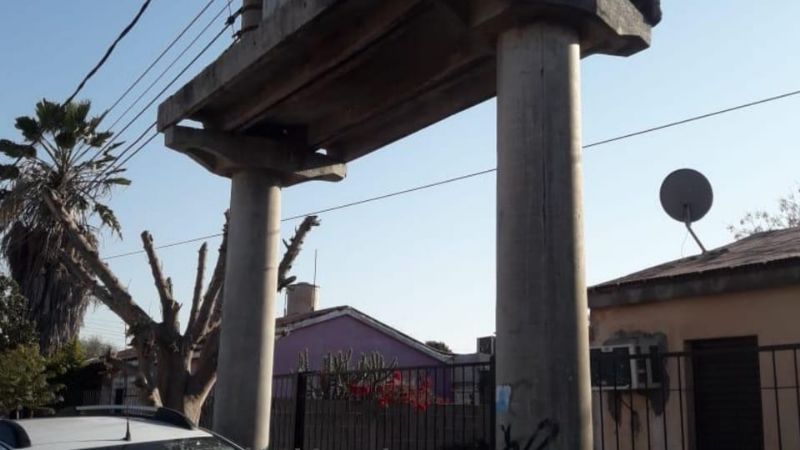 Auto se estrelló contra una columna de cemento