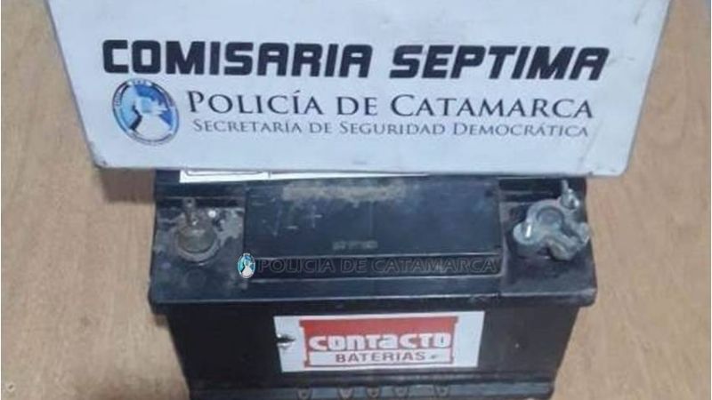 Aprehenden a dos jóvenes y recuperan la batería de un auto