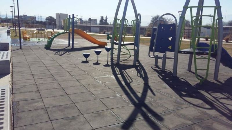 Trabajos de mantenimiento en la Plaza “Raúl Alfonsín”