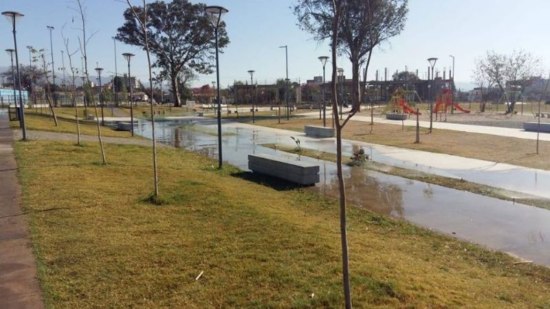 Trabajos de mantenimiento en la Plaza “Raúl Alfonsín”
