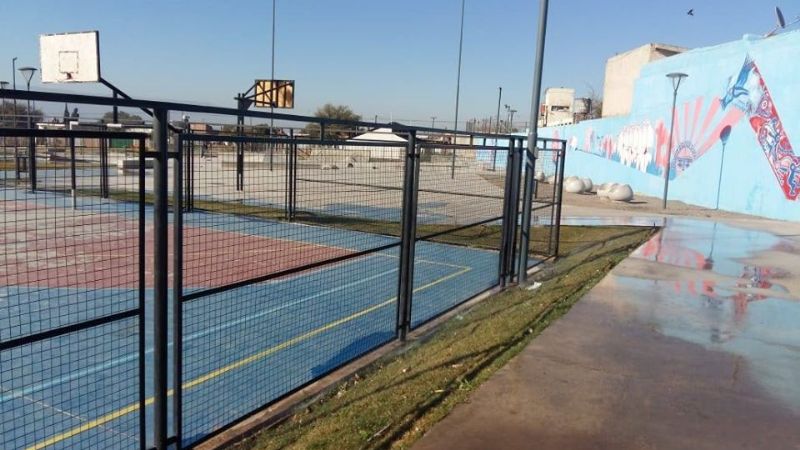 Trabajos de mantenimiento en la Plaza “Raúl Alfonsín”