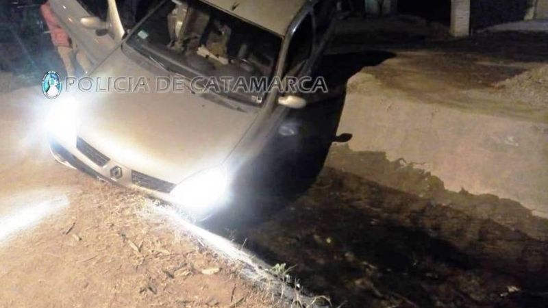 Perdió el control del auto y quedó al borde de un canal de riego