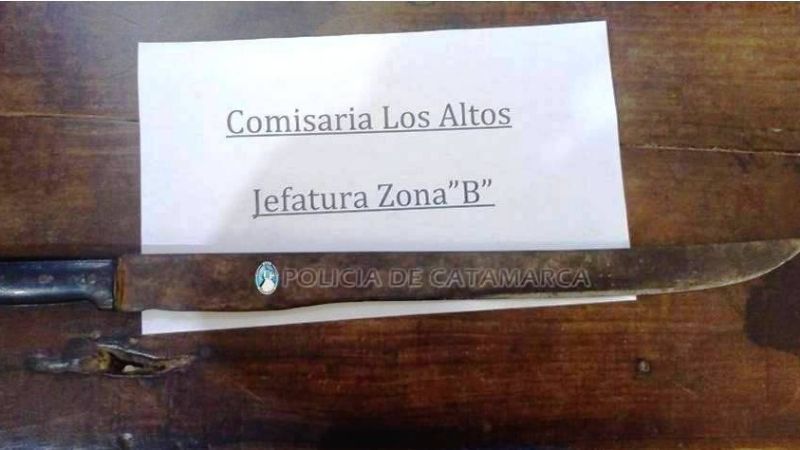 Amenazó a personas con un machete en la mano