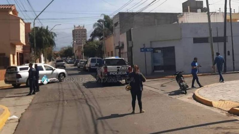 Chocaron un auto y una moto en el centro