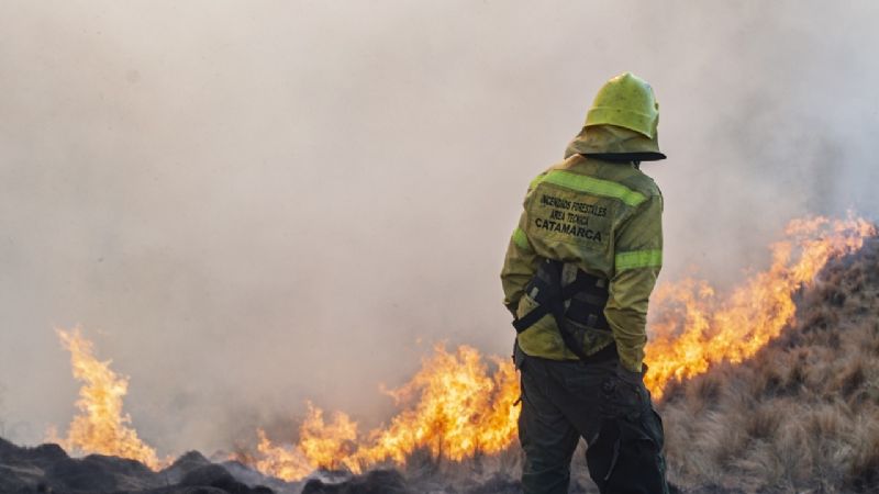 Hoy se podría contener el incendio del cerro Ancasti