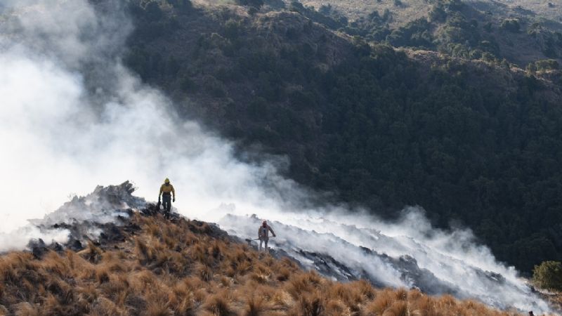 Hoy se podría contener el incendio del cerro Ancasti