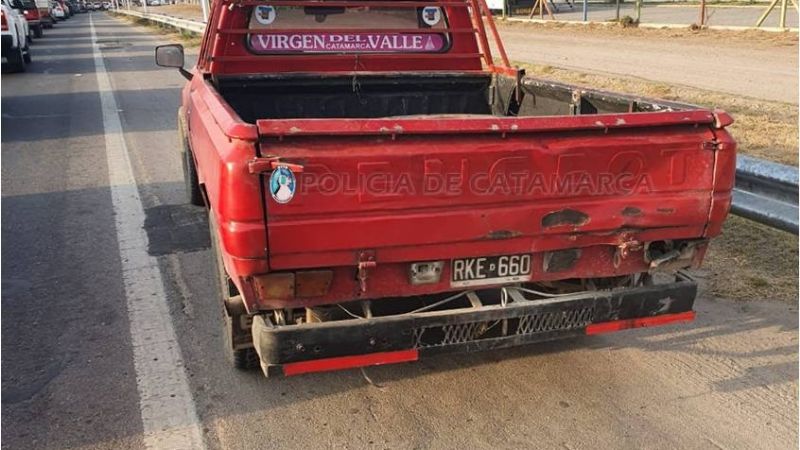 Chocaron contra una camioneta estacionada en la banquina