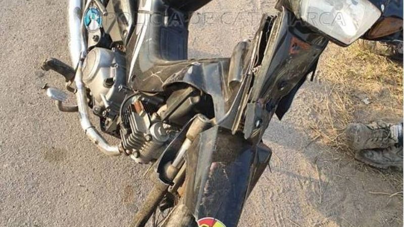 Chocaron contra una camioneta estacionada en la banquina