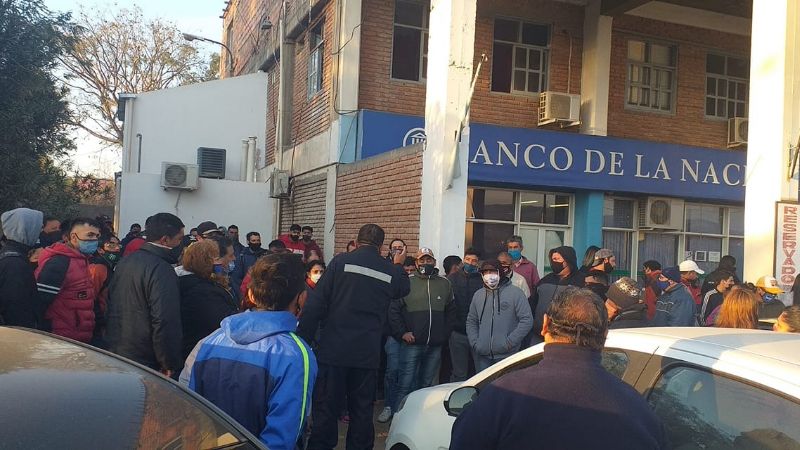 Desbordaron los bancos y no hubo distanciamiento social