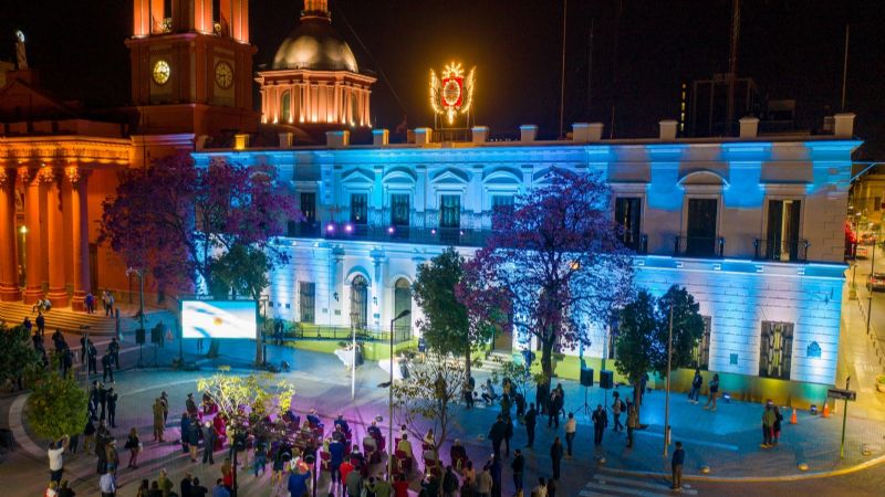 Casa de Gobierno luce nuevamente su histórico escudo provincial