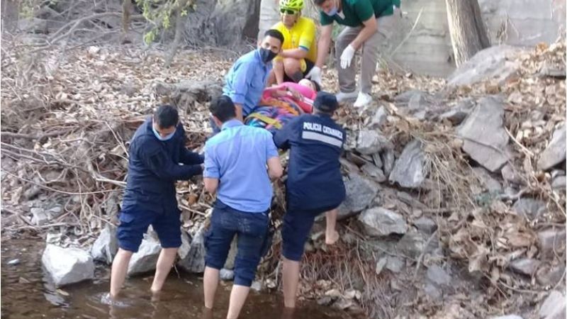 Cayó a un barranco mientras hacía senderismo