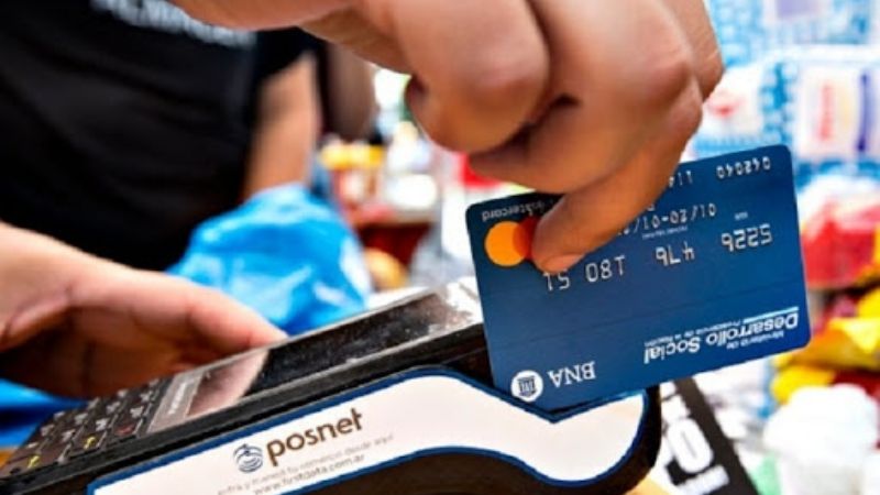 Prórroga del reintegro del 15% en compras con débito para jubilados y AUH