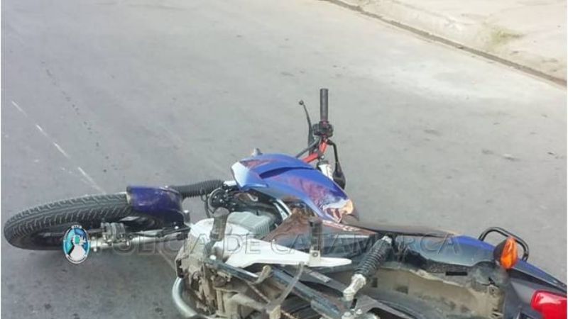 Joven se cayó de la moto y tuvo que ser asistido