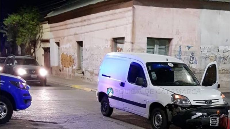 Choque en pleno centro: un motociclista herido