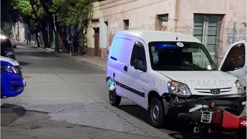 Choque en pleno centro: un motociclista herido