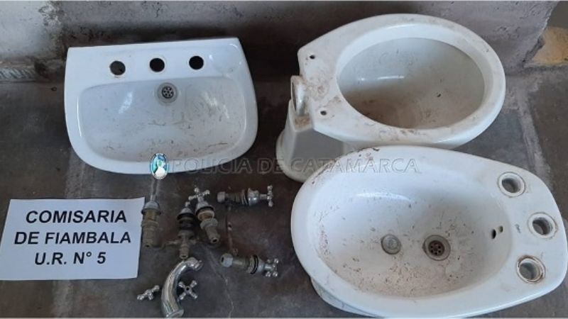 Encuentran sanitarios ocultos en un baldío