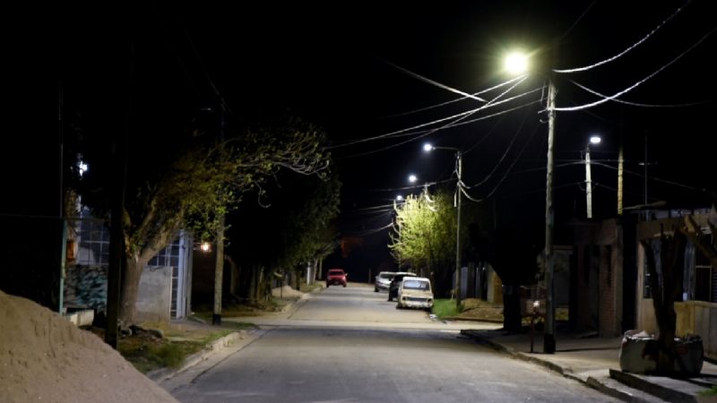 Saadi inauguró la nueva iluminación de dos barrios