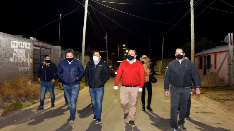 Saadi inauguró la nueva iluminación de dos barrios