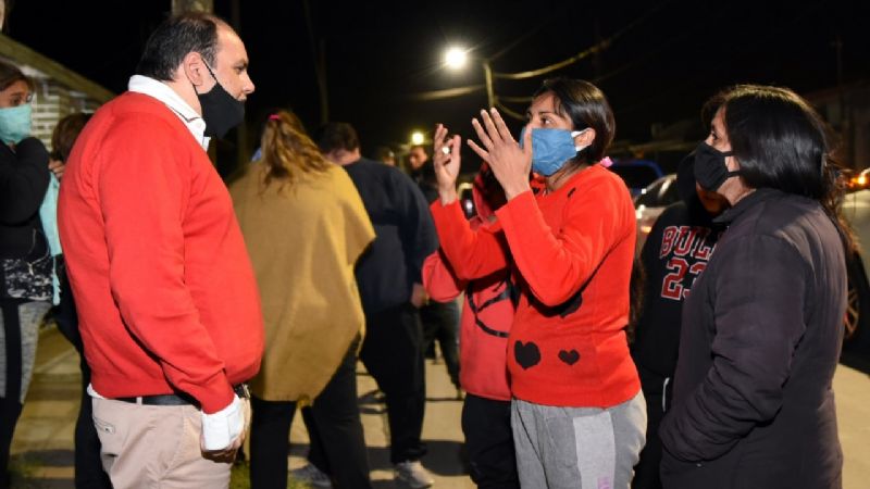 Saadi inauguró la nueva iluminación de dos barrios