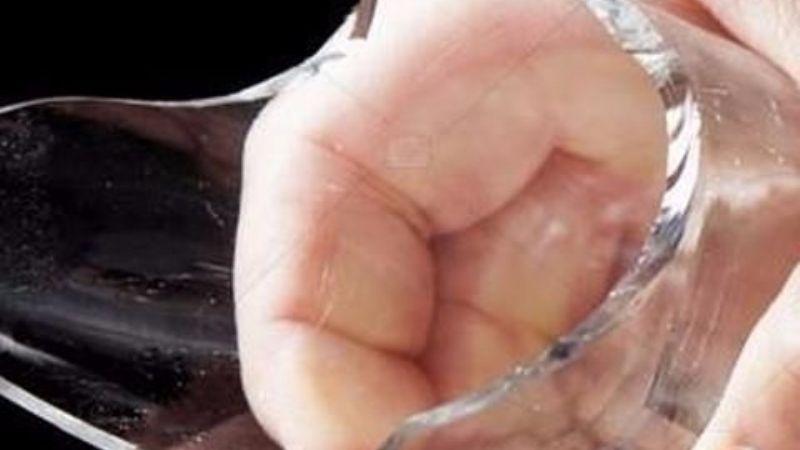 Una mujer agredió a su hermano con un vidrio