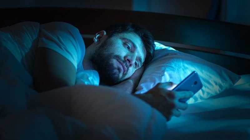 Esta simple razón te convencerá de dejar de usar tu celular como despertador