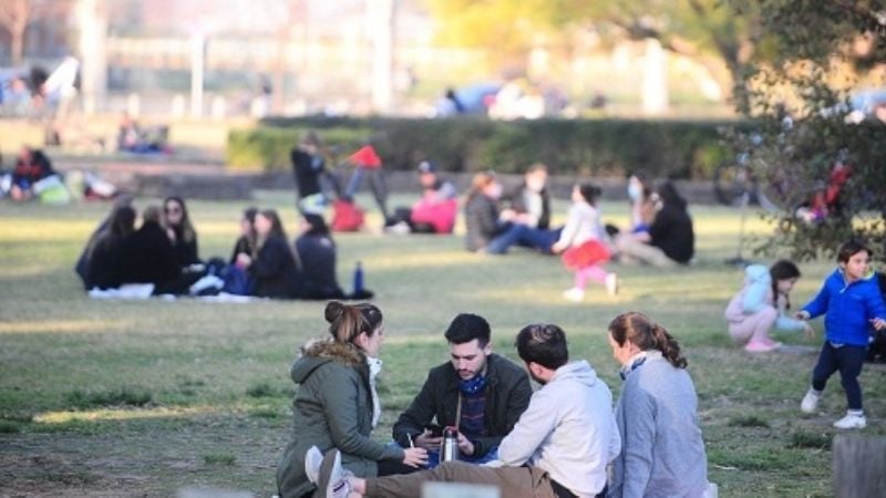 Las reuniones al aire libre podrán ser en plazas, terrazas, patios y jardines