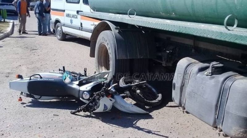 Camión municipal chocó contra una moto