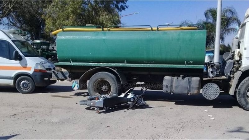 Camión municipal chocó contra una moto
