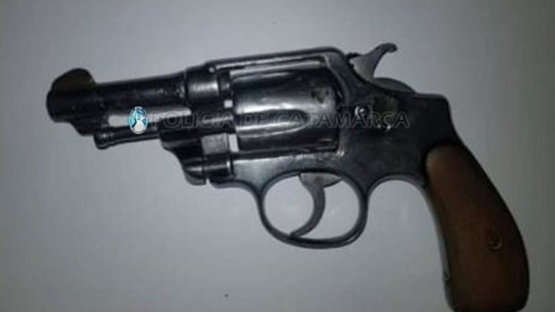 Detienen a una persona, secuestran dinero, armas y 39 gramos de cocaína