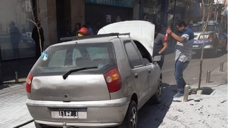 Se incendió un auto en pleno centro