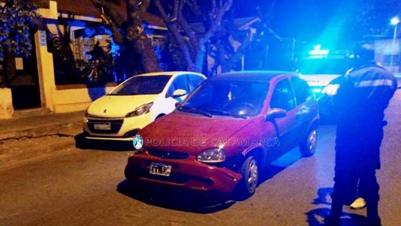 Perdió el control y chocó contra un auto estacionado