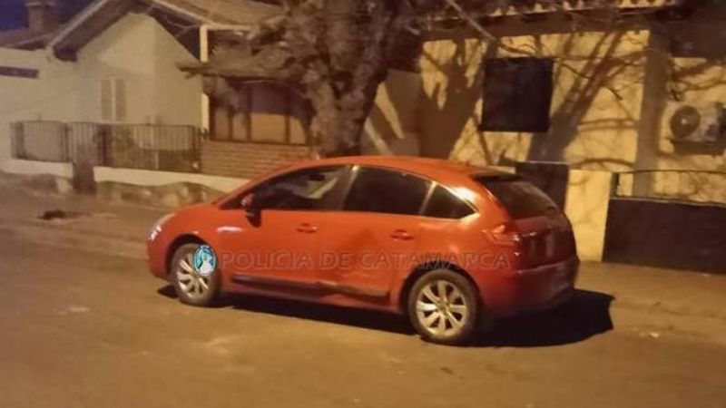 Perdió el control y chocó contra un auto estacionado