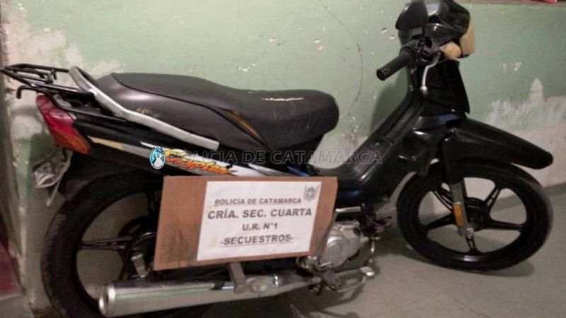 Conducía una moto con dos patentes y documentación falseada