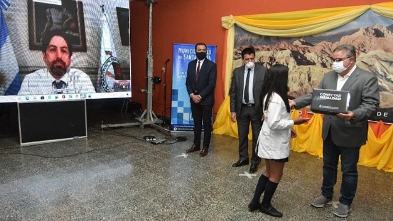 Jalil recorrió Santa María con caciques e inauguró obra de iluminación
