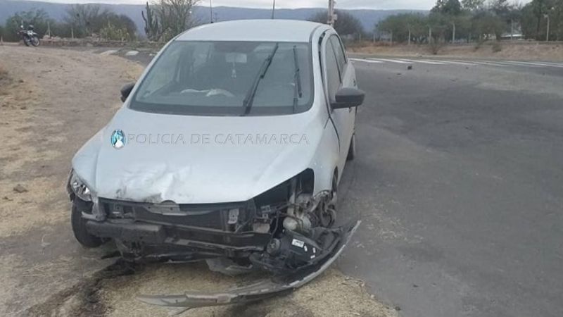 Perdió el control del auto y atravesó una rotonda