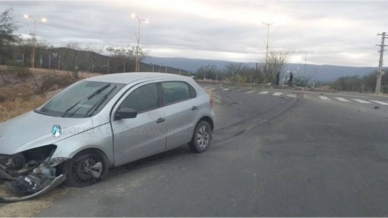 Perdió el control del auto y atravesó una rotonda