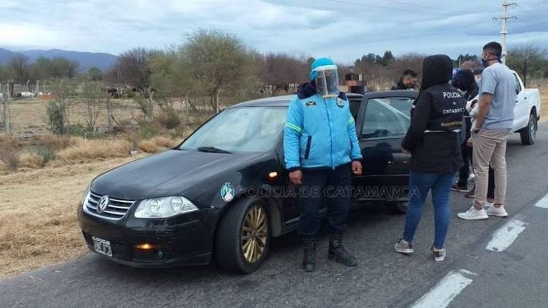 Atrapan a dos jóvenes que escapaban luego de robar un auto