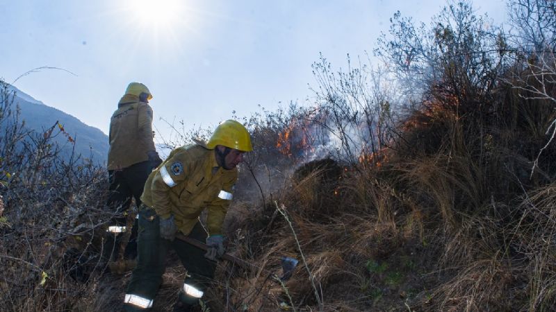 Lograron controlar la zona sur del incendio en Humaya