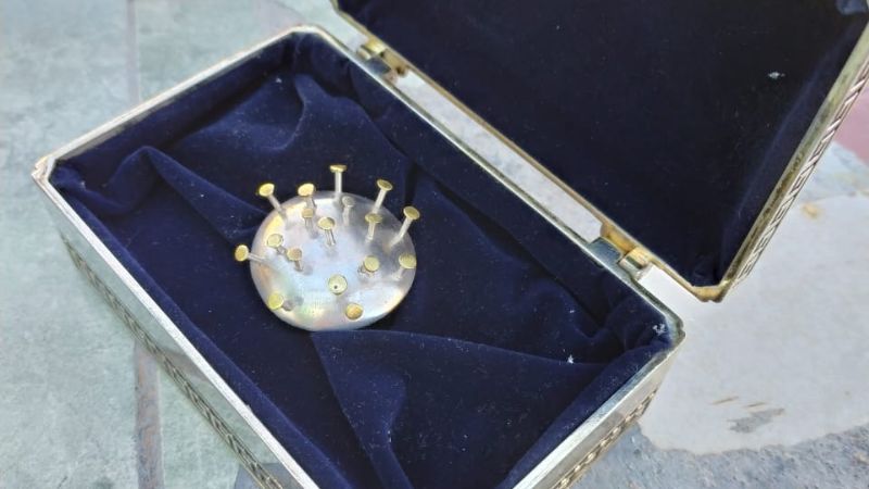 Regalan a la Virgen de Belén un broche con forma de coronavirus