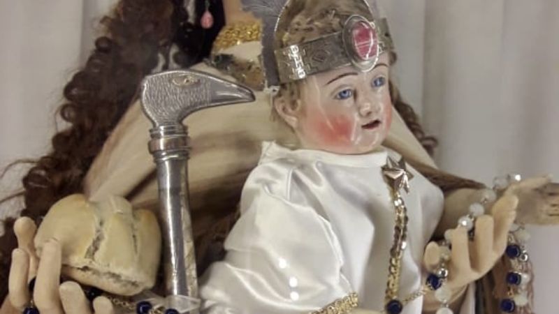 Regalan a la Virgen de Belén un broche con forma de coronavirus