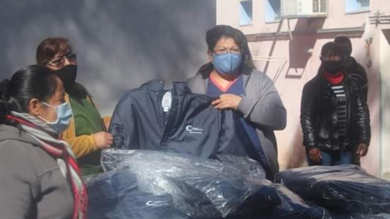 Entregan vestimenta al personal sanitario